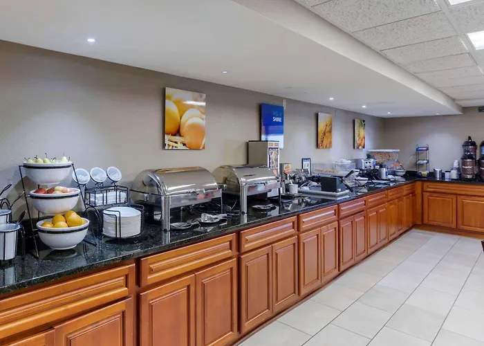 Comfort Inn & Suites Jackson - West Bend